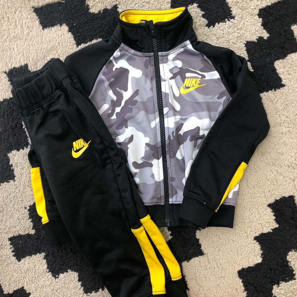 2T track suit Nike